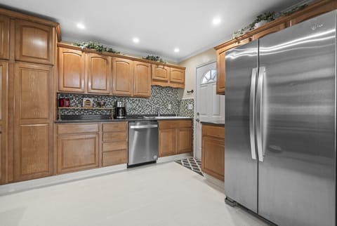 Spacious kitchen with all the basics, plus gorgeous stainless steel appliances