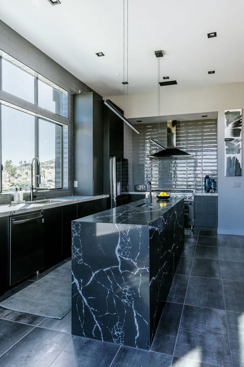 Spacious kitchen equipped with complete appliances