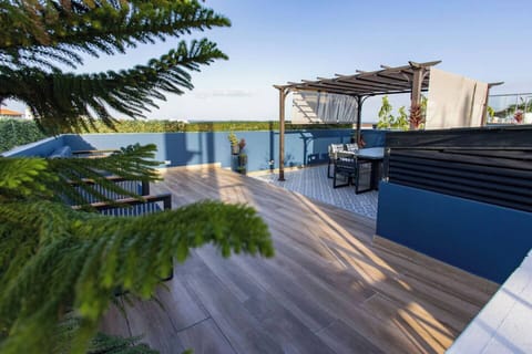 Beautiful private rooftop overlooking the city skyline and ocean