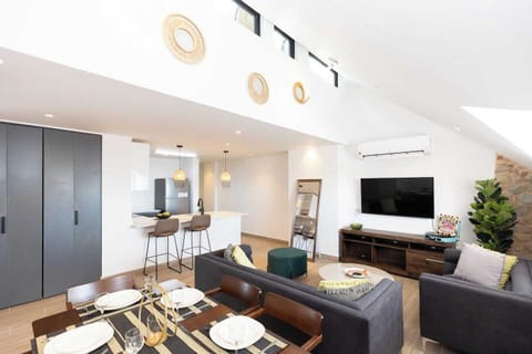 Living room with dining area and access to kitchen / Sala de estar con acceso a la cocina 