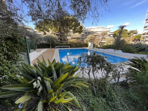 Large pool shared by the Mas de Tanit apartment building. Open during the summer