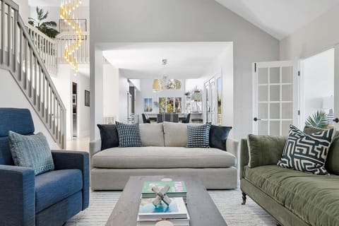 Living room space with plenty of seating for your group :)