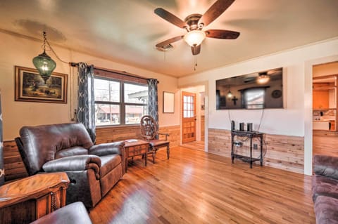 Fredricksburg Vacation Rental | 2BR | 1BA | 2 Steps to Access | 1,000 Sq Ft