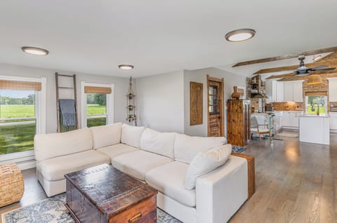 Family Room (No TV - Pretend it's the 90s!)