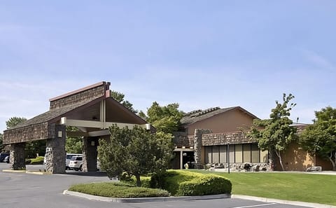 Pull in smoothly with convenient parking and landscaped grounds.