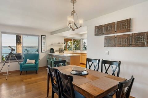 There's room for the entire group to enjoy that meal together with seating for four at the peninsula bar and a dining table for six tucked away under a modern chandelier. 