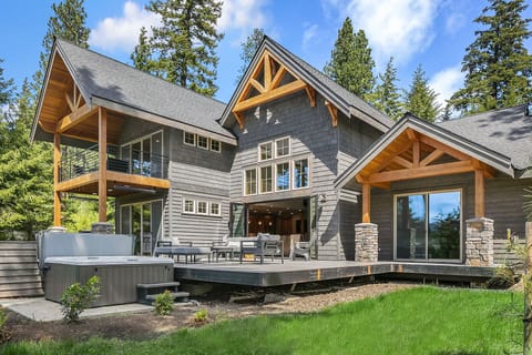 Crooked Pine: - Fantastic outdoor living space, and a private hot tub.