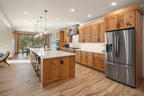 Crooked Pine: - Fully stocked chef's kitchen.