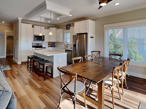 Dining Space - Water View, 6 Seats