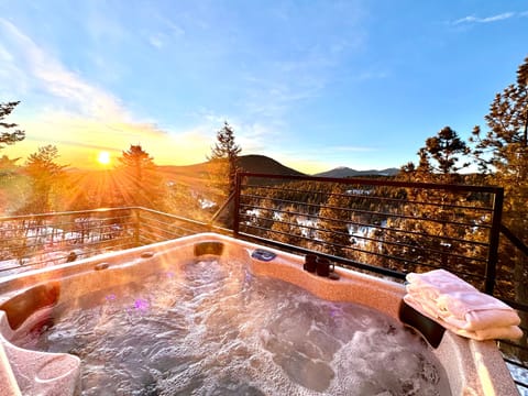 [Hot Tub] soak in the gorgeous views!