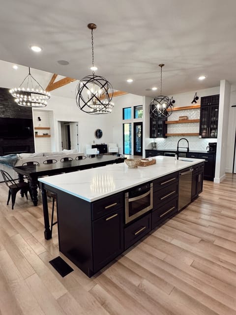 11' Island with Seating for 6 and Small Bar Sink