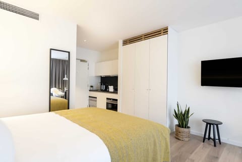 Unit with 1 King bed. Exact unit will be assigned upon arrival. Views, colors and decor may vary.