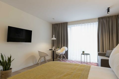 Unit with 1 King bed. Exact unit will be assigned upon arrival. Views, colors and decor may vary.