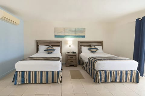 Unit with 2 single beds.  Exact unit will be assigned upon arrival. Views, colors and decor may vary.