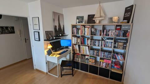 Espace de bureau dans le salon, 2 moniteurs avec clavier+souris, ready-to-plug