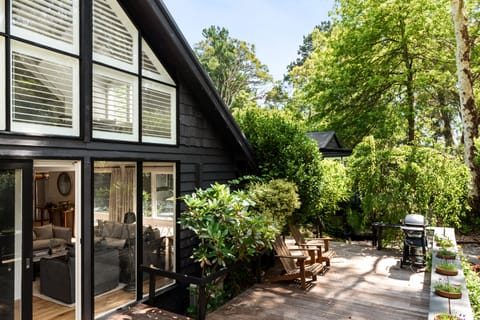 Gable House entertaining deck.
adjoining Main living area.