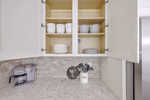 Dining sets & kid-friendly plastic sets