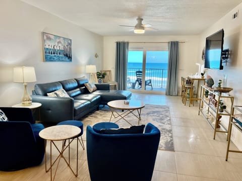 Living View With Spectacular View!
