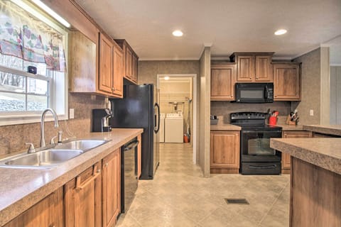 Kitchen | Cooking Basics | Coffee Maker | Paper Towels/Trash Bags Provided