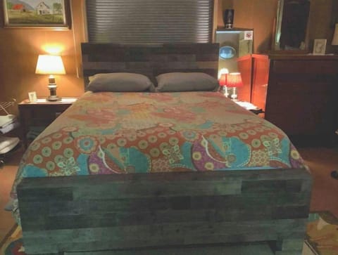 Queen bed brand new 
