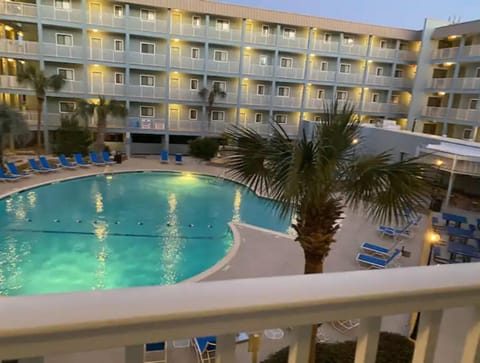 Building One outside pool with gift shop and take out food.