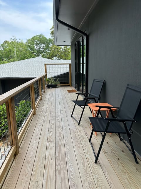 Balcony and entrance