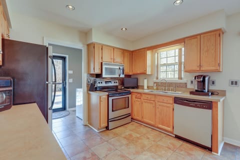 Kitchen | Cooking Basics | Coffee Maker | Paper Towels/Trash Bags Provided