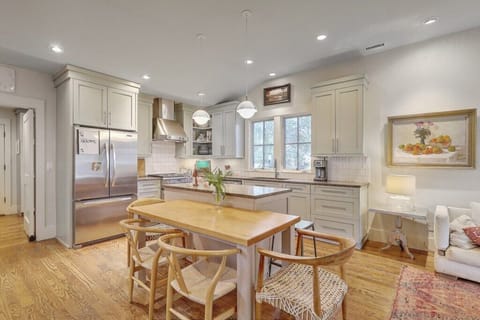 Fully equipped kitchen with dining area, perfect for home-cooked meals.