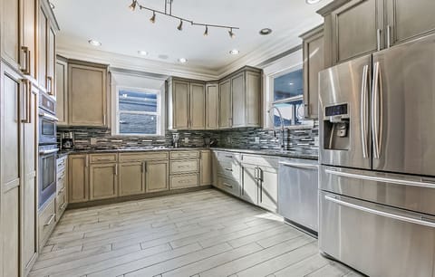 kitchen, main level, gas appliances.