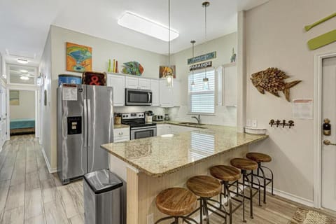 Modern Chef’s Kitchen with Breakfast Bar & Stainless Steel Appliances