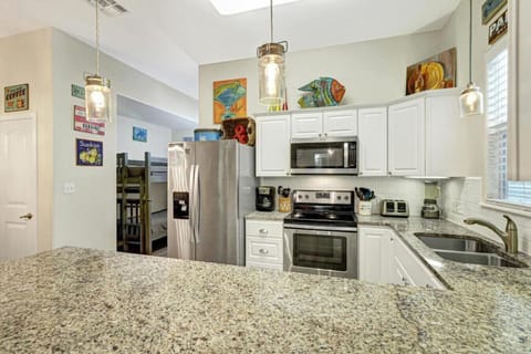 Modern Kitchen – Granite Counters & Stainless Steel Appliances