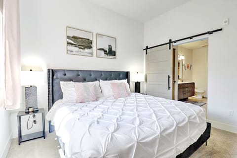 Bedroom with KING BED & Roku TV
