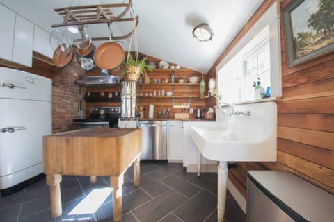 Fully equipped. Delicious local craft coffee provided. Adjacent to quant breakfast nook.