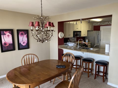 Dining - 4 at table and 4 at the counter