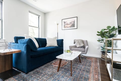 CozySuites Music Row – Luxe Studio w/free parking!