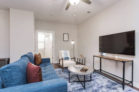 CozySuites Music Row – Luxe 1BR w/free parking!
