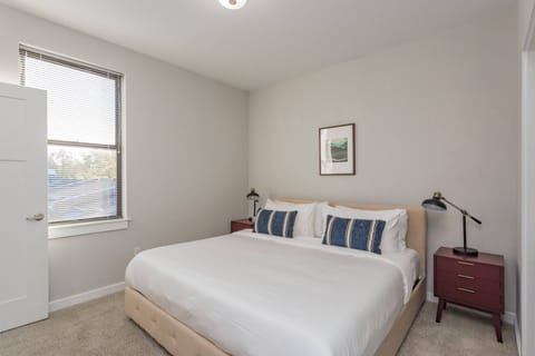 CozySuites Music Row 2BR in Nashville! 14