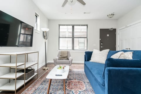 CozySuites Music Row – Luxe 1BR w/free parking!