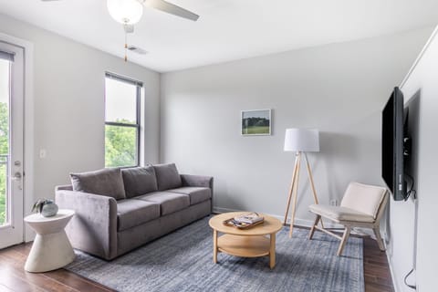 CozySuites Music Row – Luxe Studio w/free parking!