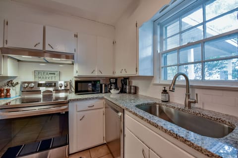 Kitchen - In addition to the coffee maker, there is a starter coffee set.