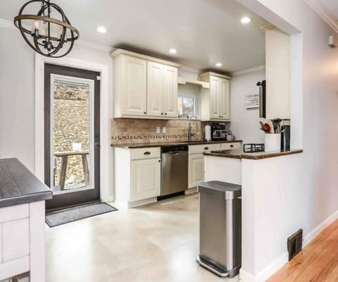 Charming 4 Bedroom Close to Downtown House in Michigan