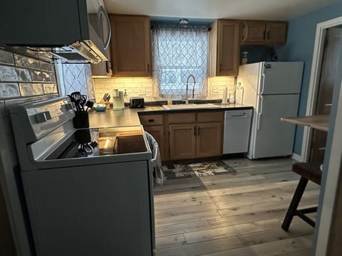 Kitchen undercabinet night lighting