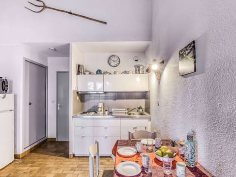 Table, Property, Furniture, Plant, Tableware, Tree, Shade, Chair, Building, Outdoor Furniture