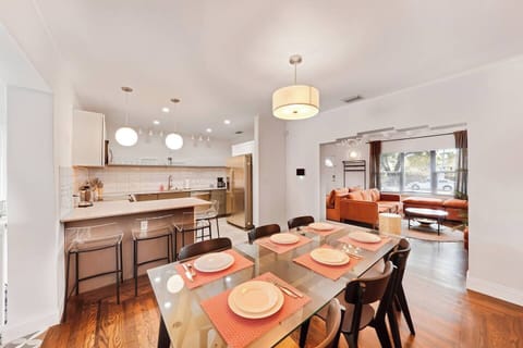 We have a 6-seater dining table. From the dining area, you have a view of the kitchen (with 3 bar stools) and the living room. 