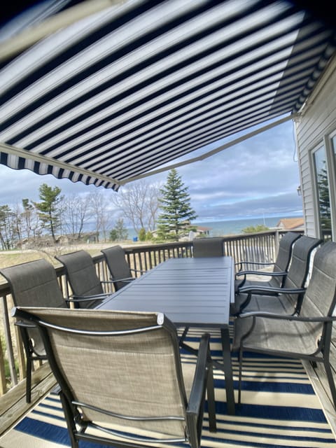 Side Deck, eating area - View