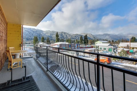 Oakridge Vacation Rental | 2BR | 1BA | 700 Sq Ft | Stairs to Access