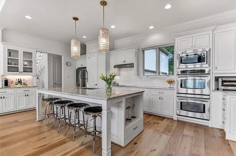 Island area & additional seating for 4 guests