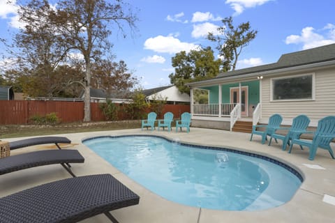 Coastal Pool Retreat - close to beach & downtown Gulfport Entertainment District