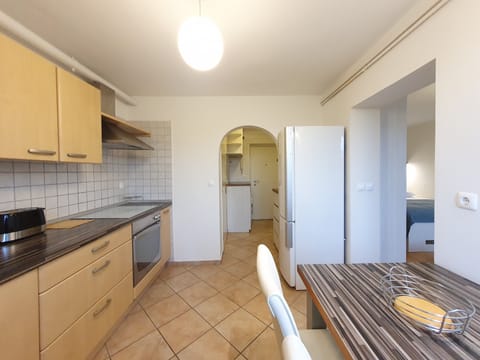 Fully equipped kitchen with dining area for 2