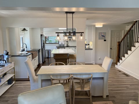 The table seats 6 and there's additional seating for 4 at the island.